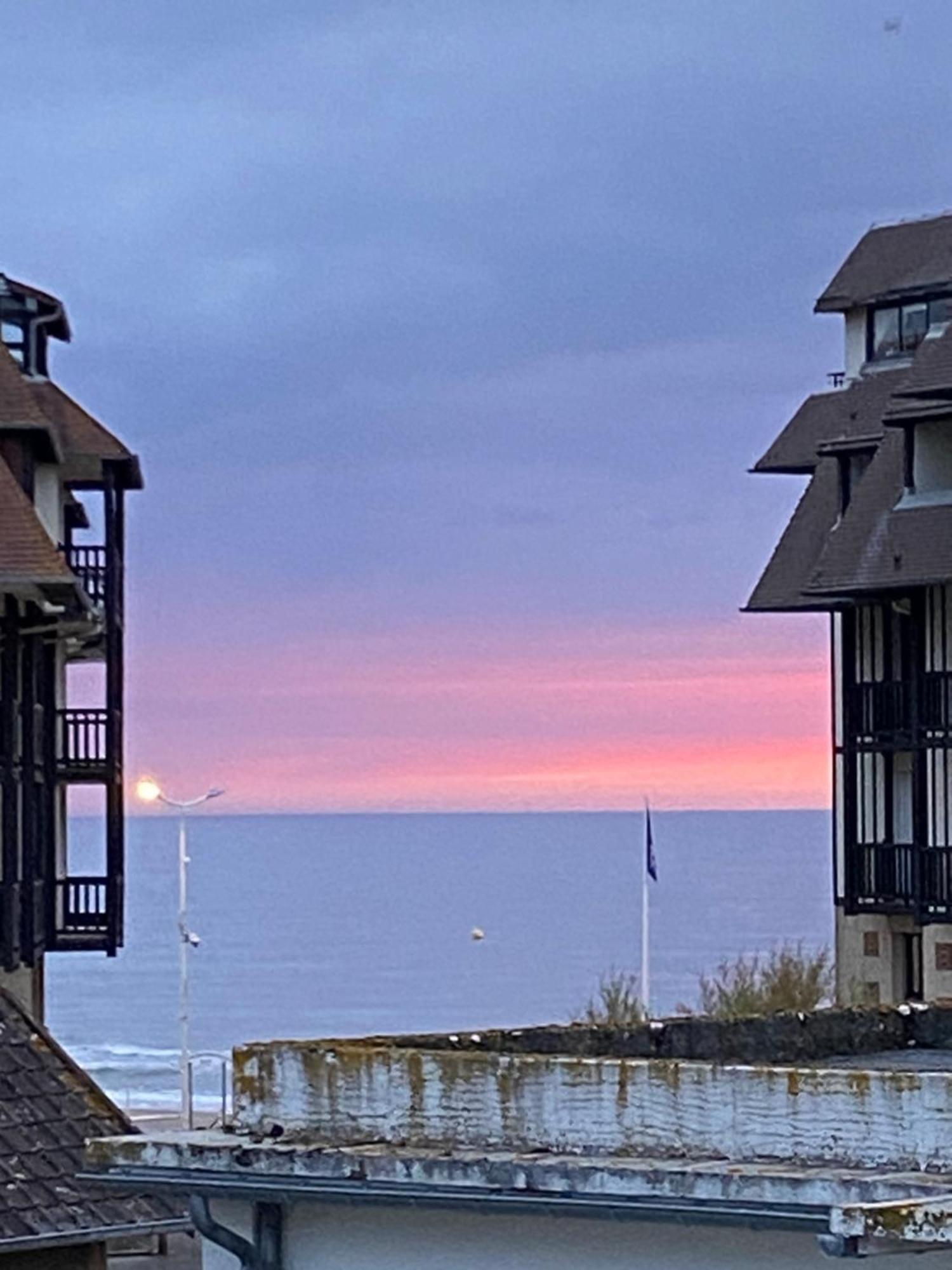 Appartement 65M2 Avec Balcon Vues Partielles Mer A 150M De La Plage Et Centre, Wifi Et Parking Prive ブロンヴィル・シュル・メール エクステリア 写真